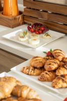 due piatti di cibo su un tavolo con pasticcini di Hotel Lux a Gabicce Mare