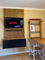 TV a/nebo společenská místnost v ubytování Chernomorets Apartment