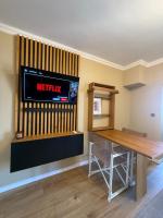 TV a/nebo společenská místnost v ubytování Chernomorets Apartment