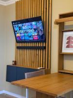 TV a/nebo společenská místnost v ubytování Chernomorets Apartment
