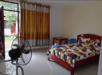 1 dormitorio con 1 cama, ventilador y ventana en HSPEDAJE Mathew &amp; Gael, en Tingo María