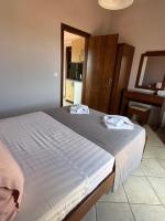 Postel nebo postele na pokoji v ubytování Girogiali Apts