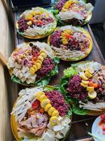 Ein Haufen Teller mit Essen auf dem Tisch. in der Unterkunft The Valley Farmstay in Hữu Lũng