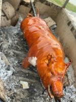 ein eingewickeltes Hähnchenende auf dem Grill in der Unterkunft The Valley Farmstay in Hữu Lũng