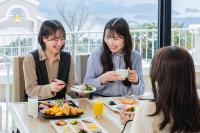 佐世保市にある弓張の丘ホテルの三人の女の集団