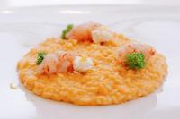 Un plato de comida con camarones encima de pasta. en Minori Palace, en Minori