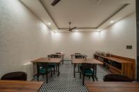 Restaurace v ubytování Perfectstayz Value Aalaya suites - Room with Private Kitchenette