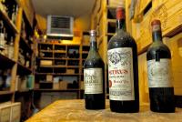 dos botellas de vino sentadas en una mesa en Logis Hôtel - Restaurant Maison Claude Darroze, en Langon