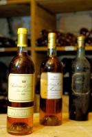 tres botellas de vino sobre una mesa en Logis Hôtel - Restaurant Maison Claude Darroze, en Langon