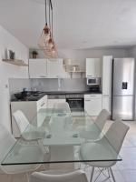 Kuchyň nebo kuchyňský kout v ubytování La La Lalic house