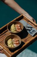 una bandeja con tres tazones de comida en una mesa en Casa de Pedra Hotel Icaraizinho, en Icaraí