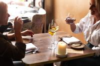 ジーリクゼーにあるMondragonのワイングラスを飲みながら