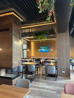 Kulm Resort في Radanj: مطعم بطاولات وكراسي وبهو