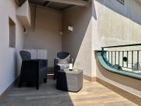 A seating area at Alba & Tramonto