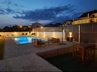Bazén v ubytovaní LUCY Apartments with heated pool & free private parking alebo v jeho blízkosti