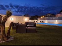 Bazén v ubytovaní LUCY Apartments with heated pool & free private parking alebo v jeho blízkosti