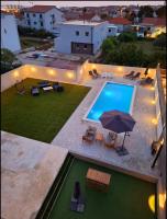 Bazén v ubytovaní LUCY Apartments with heated pool & free private parking alebo v jeho blízkosti