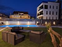 Bazén v ubytovaní LUCY Apartments with heated pool & free private parking alebo v jeho blízkosti