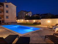Bazén v ubytovaní LUCY Apartments with heated pool & free private parking alebo v jeho blízkosti