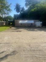 マナティにあるCH 1003 Cozy studio in amazing Manatí with AC, WiFi, Poolの建物と木々のある大きな駐車場