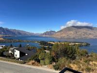 Blick auf einen See mit Bergen im Hintergrund in der Unterkunft 1Queenstown - Stunning Lake and Mountain Views in Queenstown