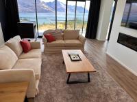 ein Wohnzimmer mit einer Couch und einem Couchtisch in der Unterkunft 1Queenstown - Stunning Lake and Mountain Views in Queenstown