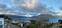 Blick auf einen See mit Bergen im Hintergrund in der Unterkunft 1Queenstown - Stunning Lake and Mountain Views in Queenstown