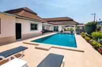 Bazén v ubytování Villa Bos, 5 minutes to the Beach Jomtien, Free electricity nebo v jeho okolí