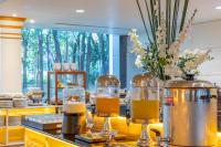 een keuken met een keuken met een keuken met een keuken en een keuken en een keuken en een keuken en een keuken en een keuken en een keuken en een keuken en een keuken en een bij Tawa Ravadee Resort Prachinburi, a member of WorldHotels Distinctive in Si Maha Phot