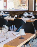 En restaurant eller et andet spisested på Domaine La distillerie