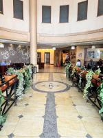 um salão de banquetes com mesas e flores em um prédio em Iconic Coworking Hotel em Addis Ababa