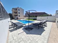 Bazén v ubytovaní LUCY Apartments with heated pool & free private parking alebo v jeho blízkosti