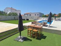 Bazén v ubytovaní LUCY Apartments with heated pool & free private parking alebo v jeho blízkosti