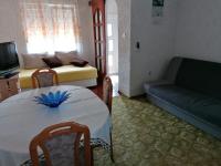 Televízia a/alebo spoločenská miestnosť v ubytovaní Apartmani Lukin