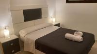A bed or beds in a room at Cumbre Loix Benidorm