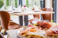 un plato de comida en una mesa en un restaurante en Überwasser Hotel, en Cuxhaven