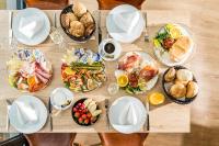 Una mesa de madera con platos de comida encima. en Überwasser Hotel, en Cuxhaven