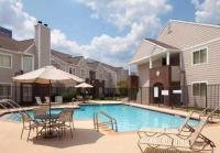 Residence Inn Atlanta Airport North/Virginia Avenueの敷地内または近くにあるプール