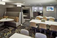 Residence Inn Atlanta Airport North/Virginia Avenueにあるテレビまたはエンターテインメントセンター