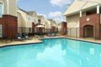 Residence Inn Atlanta Airport North/Virginia Avenueの敷地内または近くにあるプール