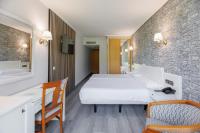 A bed or beds in a room at Hotel Ciudad Cangas de Onis
