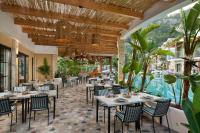 A restaurant or other place to eat at La Boutique Maya