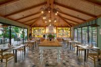A restaurant or other place to eat at La Boutique Maya