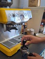 een persoon gebruikt een koffiezetapparaat op een aanrecht bij Happy'Nest at Garden Route in Riversdale