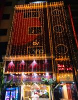 un edificio con luces de Navidad en un lado en Dada&#39;s Villa Residency, en Jamshedpur