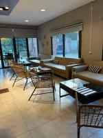 ピラルにあるPilar Suites by Vivaのソファとテーブルと椅子のあるリビングルーム