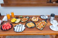 una mesa de madera con platos de comida y bebidas en Hotel RK Residency Vasundhara Ghaziabad Delhi NCR, en Ghaziabad
