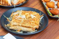un plato azul de comida en una mesa de madera en Hotel RK Residency Vasundhara Ghaziabad Delhi NCR, en Ghaziabad