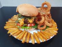 Un plato con un sándwich y patatas fritas y aros de cebolla. en Lavender Lane, en Ladysmith