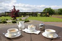 Příslušenství pro přípravu čaje a kávy v ubytování The Golden Jubilee Hotel